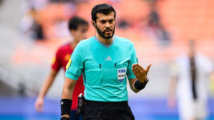 JAKARTA, INDONESIA - NOVEMBER 24: Referee Omar Mohamed Al Ali gestures during FIFA U-17 World Cup Quarterfinal match between Spain and Germany at Jakarta International Stadium on November 24, 2023 in Jakarta, Indonesia. (Photo by Marcio Machado/Eurasia Sport Images/Getty Images)