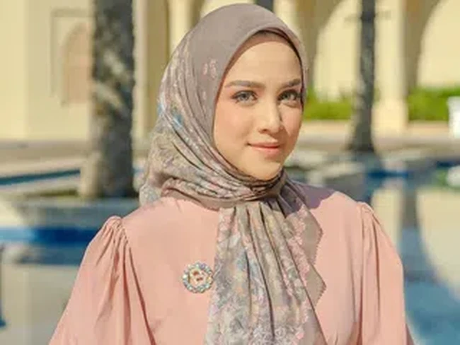 Padu Padan Baju Pink dan Hijab