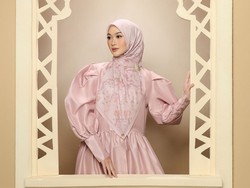 Baju Pink Cocok dengan Jilbab Warna Apa? Ini Tipsnya