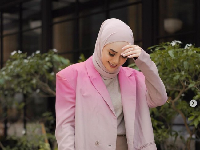 Padu Padan Baju Pink dengan Hijab