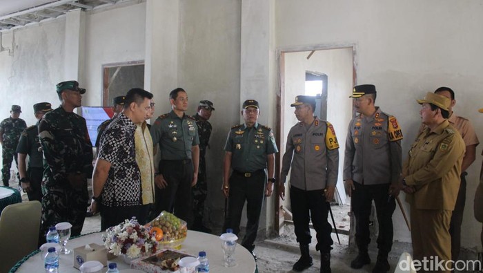 Pangdam Siliwangi Mayjen TNI Dadang Arif Abdurahman dan Kapolda Jabar Irjen Akhmad Wiyagus mengecek pembangunan pos gabungan di Kecamatan Babakan Madang, Bogor. (dok Istimewa)