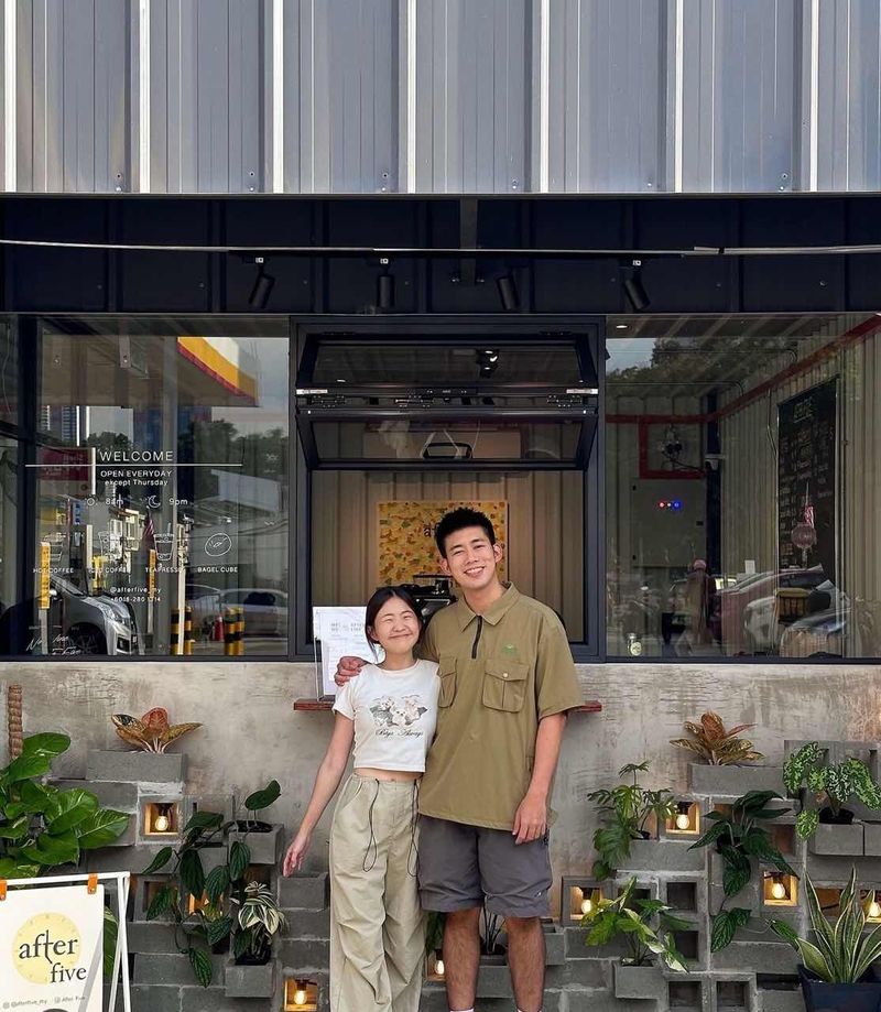 Demi Buka Bisnis Kafe, Pasangan Ini Rela Hidup Susah