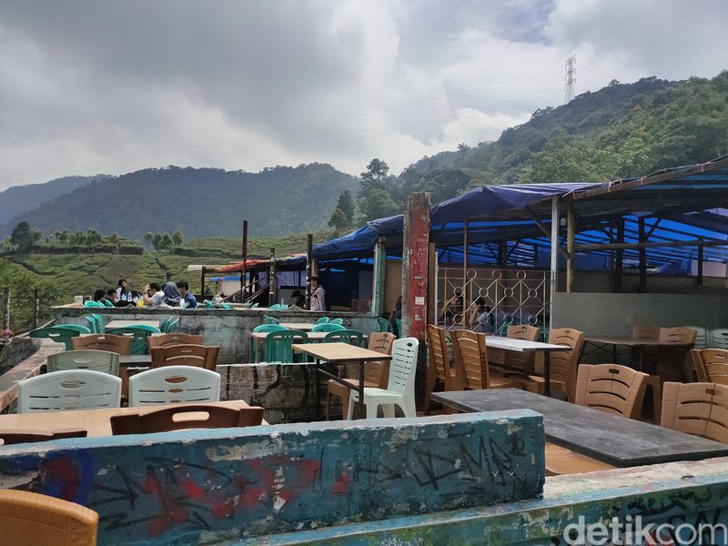 pedagang kembali berjualan di kawasan Warpat
