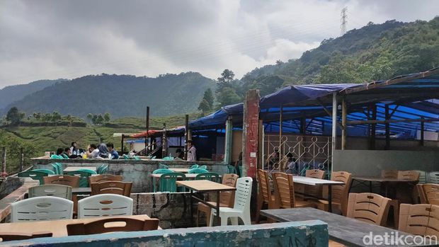 pedagang kembali berjualan di kawasan Warpat