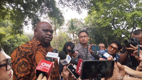 Pegiat HAM Natalius Pigai usai bertemu Prabowo di kediamannya (Maulana IF/detikcom)