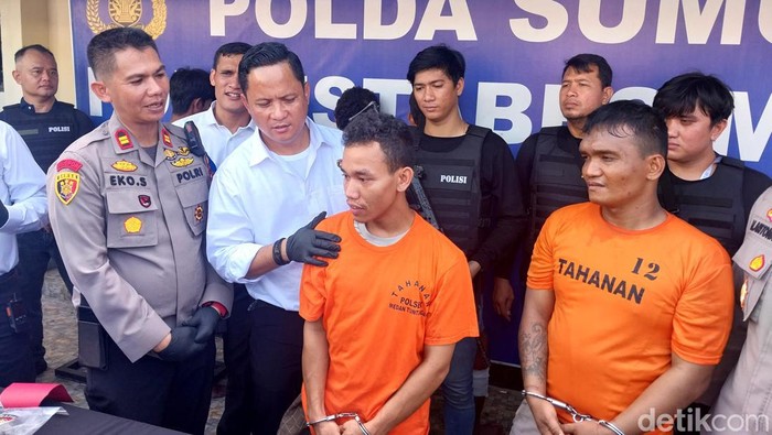 Pelaku Henry (kiri) dan Surya (kanan) saat dihadirkan dalam konferensi pers. (Foto: Finta Rahyuni/detikSumut)
