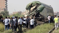 Kereta tergelincir keluar rel dan tabrakan sering terjadi di Mesir, di mana sistem rel yang tua juga diperparah oleh salah pengelolaan.