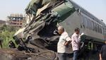 Penampakan 2 Kereta Api Tabrakan di Mesir, Berakhir Jatuh ke Sungai