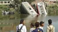 Dua gerbong terjatuh ke sungai kecil di dekatnya. Penyebab tabrakan tersebut sedang diselidiki, lanjut pernyataan itu.