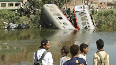 Penampakan 2 Kereta Api Tabrakan di Mesir, Berakhir Jatuh ke Sungai