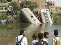 Video: Tabrakan 2 Kereta Api Sampai Gerbong Masuk Sungai di Mesir