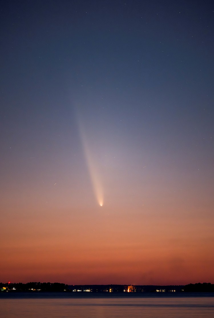 Comet C/2023 A3 (Tsuchinshan-ATLAS) is visible shortly after sunset in the western sky over the Lake Murray Dam Hydroelectric Intake Towers near Columbia, South Carolina, U.S. October 12, 2024.  REUTERS/Sam Wolfe