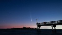 Comet C/2023 A3 (Tsuchinshan-ATLAS) is visible shortly after sunset in the western sky over the Fisherman’s Walk Pier as two men fish, in Tybee Island, Georgia, U.S. October 13, 2024.  REUTERS/Sam Wolfe     TPX IMAGES OF THE DAY