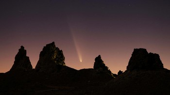 Bill Cooke, seorang astronom NASA, menjelaskan bahwa komet sering kali rapuh karena dampak panas matahari terhadap es air dan gas-gas volatile seperti karbon monoksida dan dioksida. Meski demikian, Tsuchinshan-ATLAS tetap utuh dan menjadi tontonan langka bagi pengamat langit. (REUTERS/David Swanson)