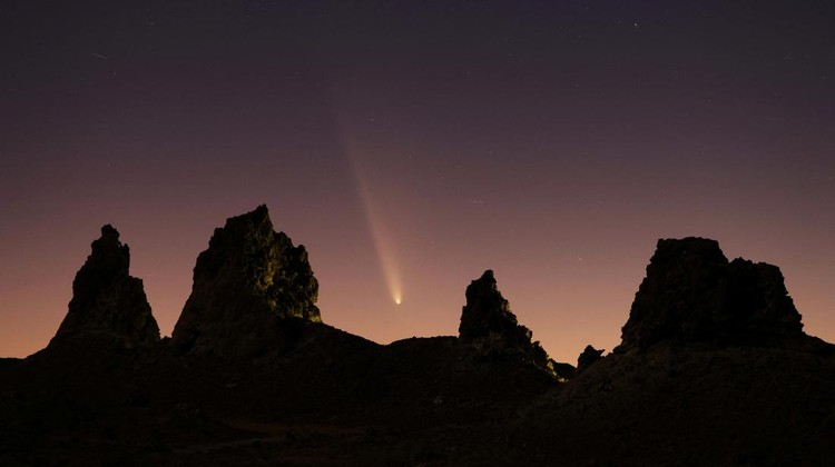 Comet Tsuchinshan-ATLAS, C/2023, with an 80,000 year orbit, passes behind geological formations, tufa spires at Trona Pinnacles, California, U.S. October 12, 2024.  REUTERS/David Swanson     TPX IMAGES OF THE DAY