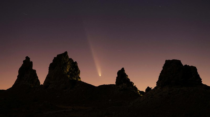 Comet Tsuchinshan-ATLAS, C/2023, with an 80,000 year orbit, passes behind geological formations, tufa spires at Trona Pinnacles, California, U.S. October 12, 2024.  REUTERS/David Swanson     TPX IMAGES OF THE DAY