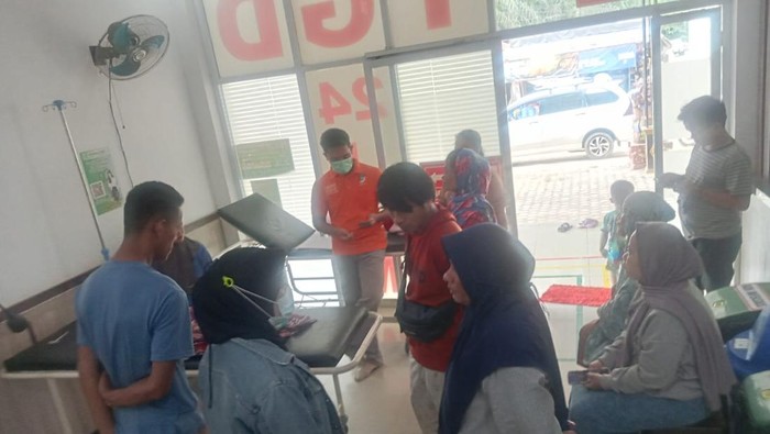 Warga di Kabupaten Morowali Utara, menermukan bayi perempuan di kardus dan dibawa ke klinik.
