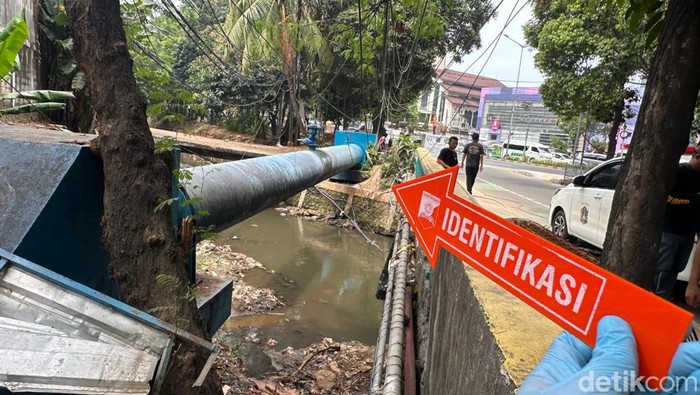 Penemuan jasad seorang bayi perempuan baru lahir tersimpan dalam goodie bag di pinggir kali Tebet, Jaksel. (dok. ist)
