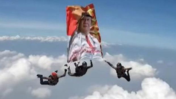 Penerjun payung Polri kibarkan potret Jokowi dan Prabowo di langit (dok. YouTube Setpres)