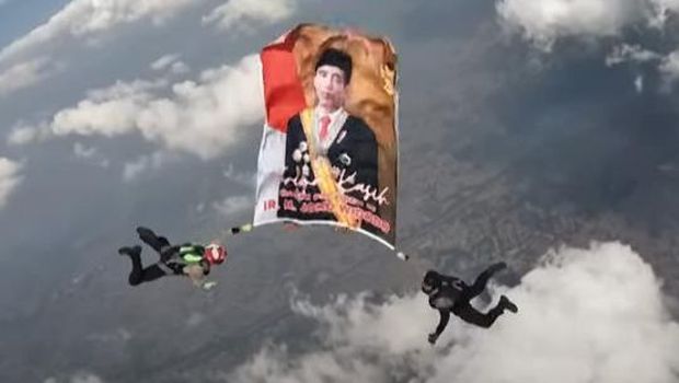 Penerjun payung Polri kibarkan potret Jokowi dan Prabowo di langit (dok. YouTube Setpres)