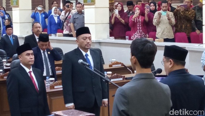 Pengucapan sumpah/janji pengganti antarwaktu anggota DPRD Kota Cirebon