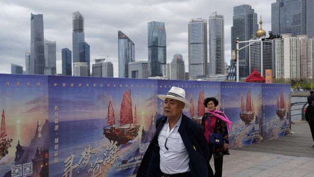 Pengunjung berjalan di dekat cakrawala Qingdao di provinsi Shandong, China timur pada Sabtu, 20 April 2024. (AP Photo/Ng Han Guan)