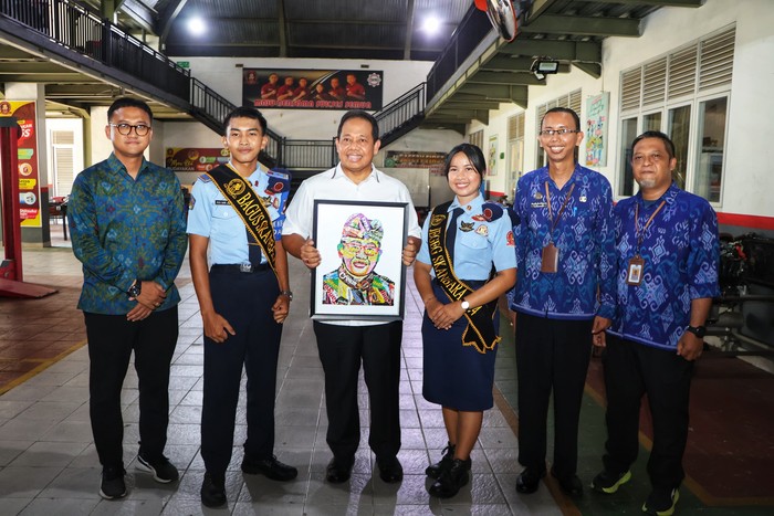 Penjabat (Pj) Gubernur Bali Mahendra Jaya didampingi Ida Mahendra Jaya mengunjungi SMA/SMK Negeri Bali Mandara di Kubutambahan, Buleleng, Sabtu (12/10).