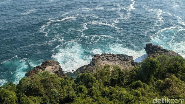 Penyisiran wisatawan yang hilang dihantam ombak di Pantai Kedungtumpang, Tulungagung.