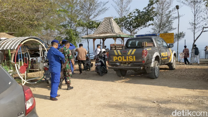 Penyisiran wisatawan yang hilang dihantam ombak di Pantai Kedungtumpang, Tulungagung.