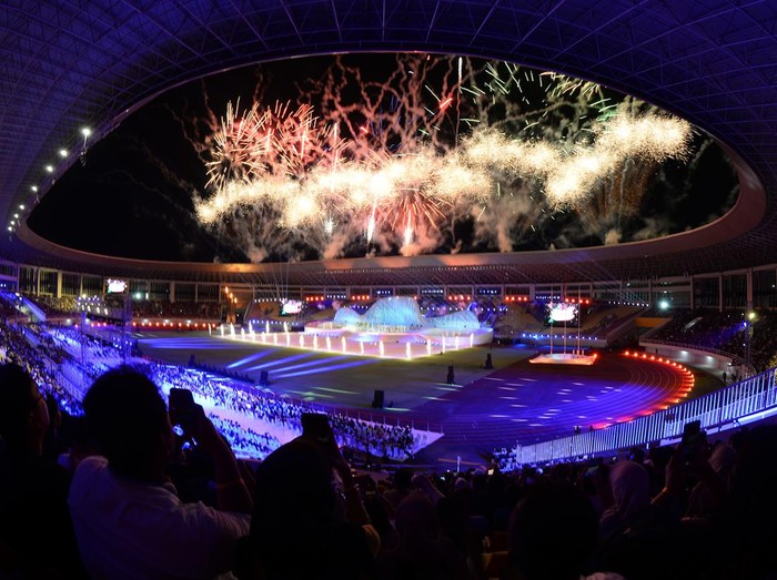 Pertunjukan tari kreasi pada penutupan Peparnas XVII Solo 2024 di Stadion Manahan, Solo, Jawa Tengah, Minggu (13/10/2024). Peparnas XVII Solo 2024 resmi ditutup dan Jawa Tengah menjadi juara umum dengan perolehan total 406 medali (161 emas, 121 perak, dan 124 perunggu) disusul Jawa Barat dengan total 354 medali (120 emas, 116 perak, dan 118 perunggu). ANTARA FOTO/Aloysius Jarot Nugroho/tom.
