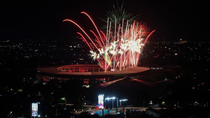 Pesta Kembang Api Semarakkan Penutupan Peparnas XVII Solo Pertunjukan tari kreasi pada penutupan Peparnas XVII Solo 2024 di Stadion Manahan, Solo, Jawa Tengah, Minggu (13/10/2024). Peparnas XVII Solo 2024 resmi ditutup dan Jawa Tengah menjadi juara umum dengan perolehan total 406 medali (161 emas, 121 perak, dan 124 perunggu) disusul Jawa Barat dengan total 354 medali (120 emas, 116 perak, dan 118 perunggu). ANTARA FOTO/Aloysius Jarot Nugroho/tom.
