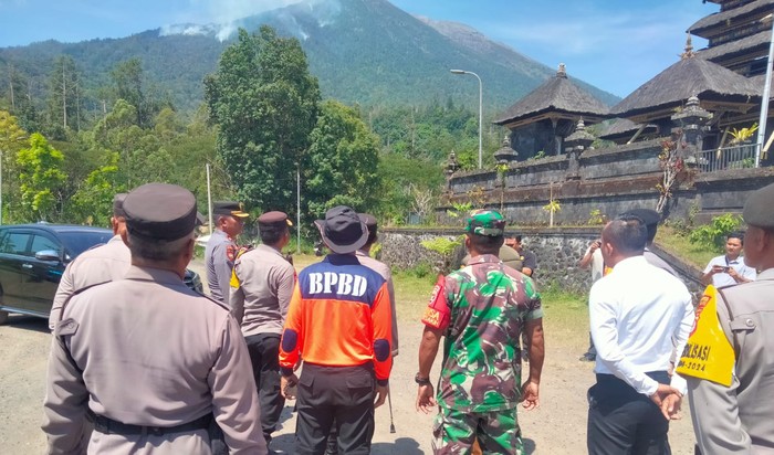 Petugas gabungan memantau kebakaran hutan Gunung Agung, Senin (14/10/2024).