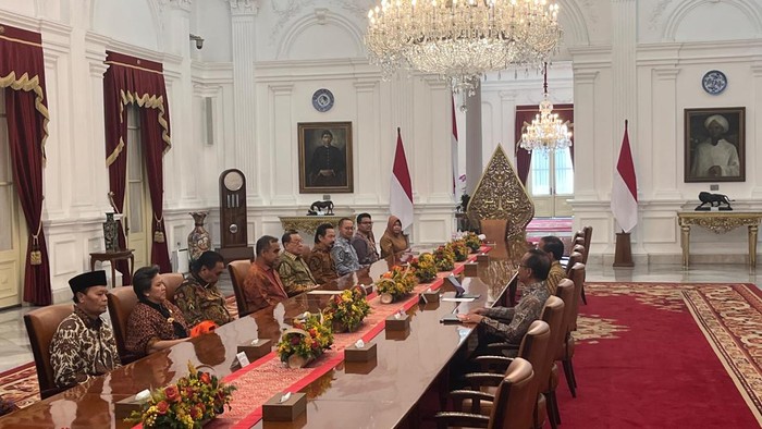 Pimpinan MPR menemui Presiden Joko Widodo (Jokowi) di Istana Negara, Jakarta. Mereka menyampaikan undangan pelantikan Presiden dan Wakil Presiden terpilih, Prabowo Subianto dan Gibran Rakabuming Raka.