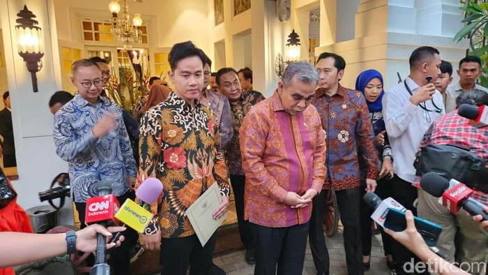 Pimpinan MPR RI bertemu Wakil Presiden Terpilih Gibran Rakabuming Raka untuk memberi undangan pelantikan Presiden dan Wakil Presiden Terpilih pada 20 Oktober. (Adrial A/detikcom)