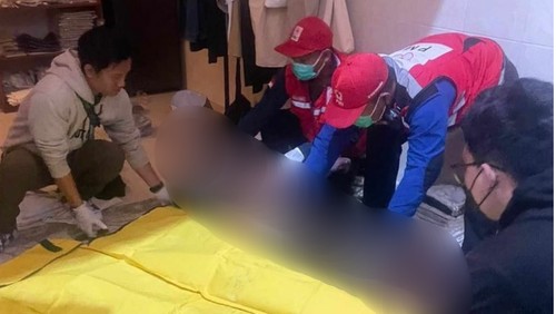 PMI Kota Denpasar saat mengevakuasi jenazah Herjuno, Senin (14/10/2024). (BPBD Kota Denpasar)