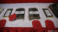 Polisi berhasil mengamankan barang bukti 227 modul BTS 4G, 13 palet modul BTS yang siap dikirim ke China, dan kemudian alat-alat yang digunakan untuk melakukan aksi kejahatan.  