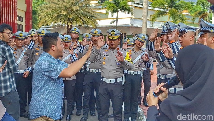 Polisi dari Polresta Bandung saat belajar bahasa isyarat.