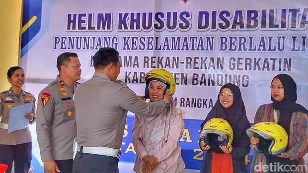 Polisi dari Polresta Bandung saat belajar bahasa isyarat.