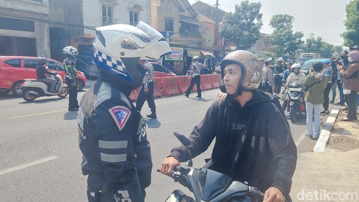 Polisi menindak pelanggar lalu lintas di Cimahi