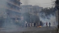 Polisi Pakistan menembakkan gas air mata dan mengayunkan tongkat ke ribuan pengunjuk rasa pada hari Minggu di Karachi setelah para demonstran mencoba menerobos barikade keamanan.