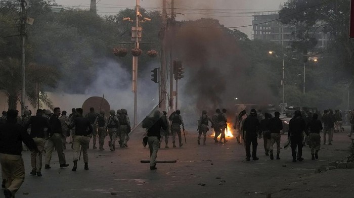 Para pengunjuk rasa dari pendukung partai Tehreek-e-Labbaik Pakistan dibubarkan petugas. Polisi menembakkan gas air mata hingga menyerang para demonstran.