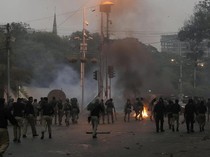 Polisi Tembakkan Gas Air Mata-Serang Demonstran Pakistan