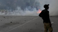 Partai tersebut mengatakan salah satu anggotanya tewas dalam kekerasan tersebut. Polisi menangkap sekitar 20 orang dari kedua demonstrasi tersebut.