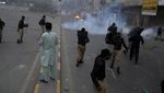 Polisi Tembakkan Gas Air Mata-Serang Demonstran Pakistan