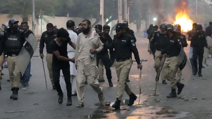 Para pengunjuk rasa dari pendukung partai Tehreek-e-Labbaik Pakistan dibubarkan petugas. Polisi menembakkan gas air mata hingga menyerang para demonstran.