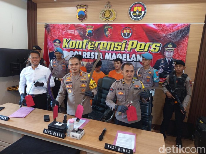Polresta Magelang menunjukkan barang bukti senjata tajam dan para tersangka yang hendak tawuran di Palbapang, Senin (14/10/2024).