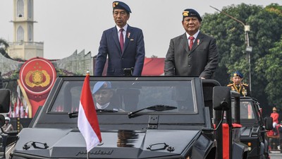 Potret Jokowi-Prabowo Naik Maung Cek Pasukan di Mako Brimob