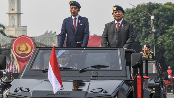 Potret Jokowi-Prabowo Naik Maung Cek Pasukan di Mako Brimob Presiden Joko Widodo (kiri) didampingi Menteri Pertahanan sekaligus Presiden Terpilih 2024β2029 Prabowo Subianto (kanan) berada di atas kendaraan maung untuk mengikuti upacara penganugerahan medali kehormatan keamanan dan keselamatan publik Loka Praja Samrakshana di Mako Brimob, Kelapa Dua, Depok, Jawa Barat, Senin (14/10/2024). Presiden Joko Widodo menerima medali kehormatan keamanan dan keselamatan publik Loka Praja Samrakshana sebagai bentuk apresiasi Polri atas perannya dalam pengembangan organisasi Korps Bhayangkara. ANTARA FOTO/Muhammad Adimaja/rwa.