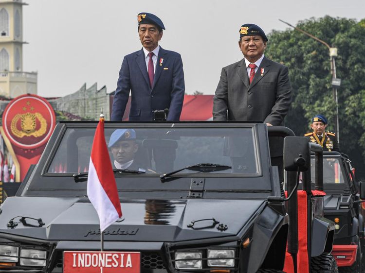Potret Jokowi-Prabowo Naik Maung Cek Pasukan di Mako Brimob