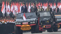 Pasukan personel dari berbagai sakter pun berbaris di sepanjang jalur menuju lapangan. Mereka menyambut Jokowi-Prabowo.